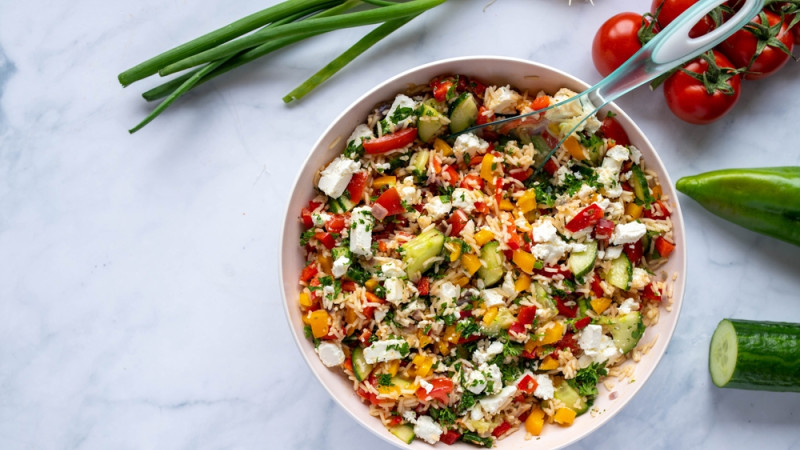 Quels ingrédients éviter dans une salade de riz si on la prépare la veille ?