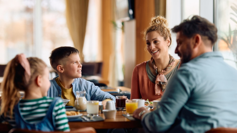Mon enfant me coupe souvent la parole : comment réagir ?