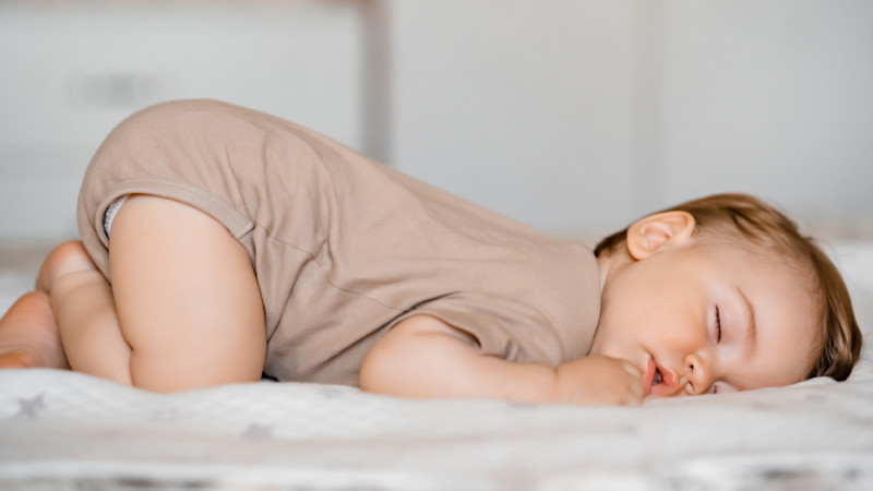 Mon bébé dort les fesses en l’air : qu’est-ce que ça signifie ?