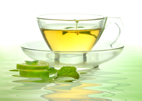 Le rituel du verre d’eau chaude citronnée au poivre : efficace ou placebo ?