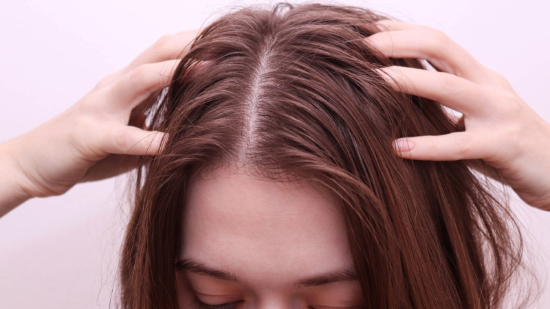 Comment espacer ses shampoings sans avoir les cheveux gras ?