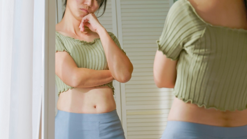 10 signes que vous cultivez une relation toxique avec votre corps