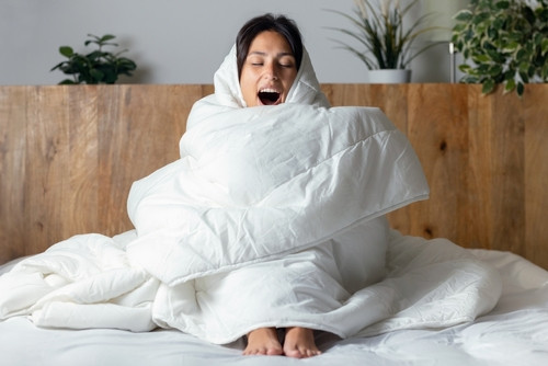 Je dors avec la couette en pleine chaleur : qu’est-ce que cela signifie sur moi ?