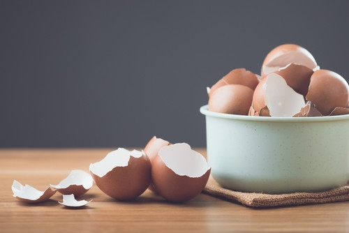 Comment récupérer facilement un morceau de coquille d'œuf dans votre saladier : une astuce rapide et efficace