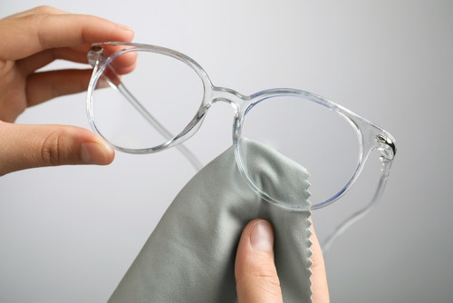 La solution magique pour nettoyer vos lunettes sans tache avec seulement 2 ingrédients de cuisine