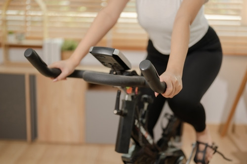 Comment perdre 4 kilos en 1 mois grâce au vélo d’appartement ?