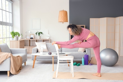 Pilates doux sur chaise :  un exercice idéal après 65 ans