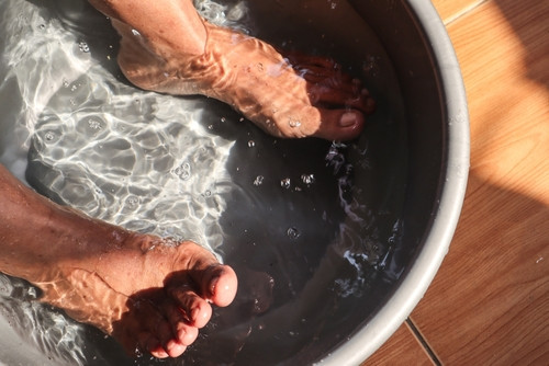 Le bain de pieds qui aide à brûler plus de graisses selon la médecine chinoise : mythe ou possible allié minceur ?