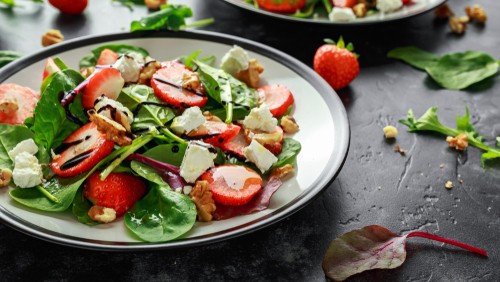 10 recettes de salades de pousses d’épinard à tester absolument