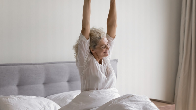 femme heureuse qui se reveille
