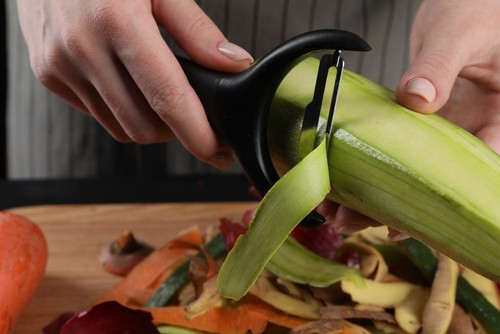 Adieu les mains vertes et collantes : l'astuce infaillible pour éplucher les courgettes