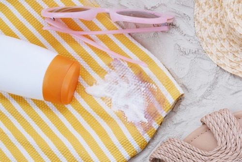 Comment éliminer les taches de crème solaire sur les vêtements ?