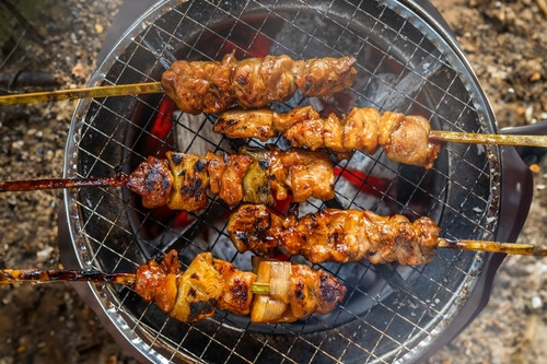 Transformez votre viande brûlée au barbecue en délice en 2 minutes : le secret d’un simple bol 