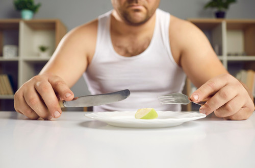 Pourquoi manger moins ne fait pas toujours maigrir : l'explication scientifique