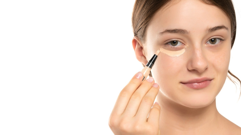 Comment appliquer son correcteur de teint ?
