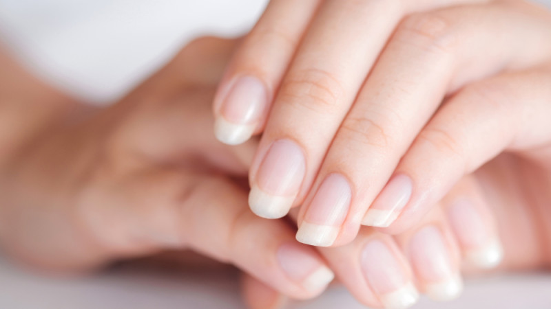 Comment nettoyer et réparer ses ongles après la pose de semi-permanent ?