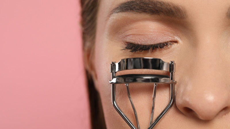 Comment bien utiliser un recourbe-cils ?