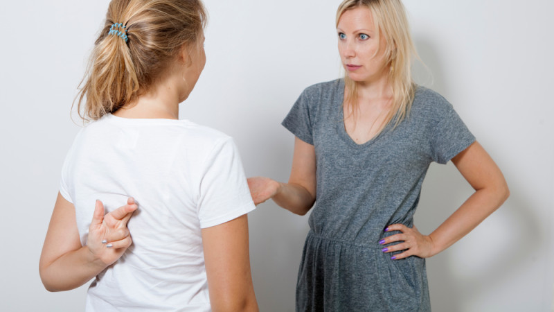 Mon enfant me ment : comment réagir ?