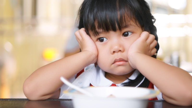 enfant boude devant son assiette