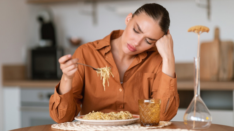 femme angoissée qui mange