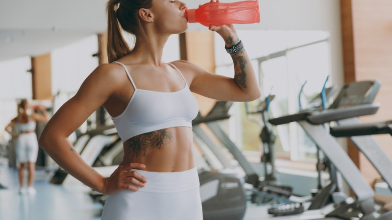 femme boit en faisant du sport