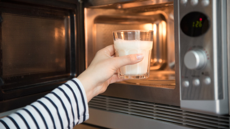 Pourquoi il ne faut jamais chauffer le lait ou l’eau au micro-ondes ?