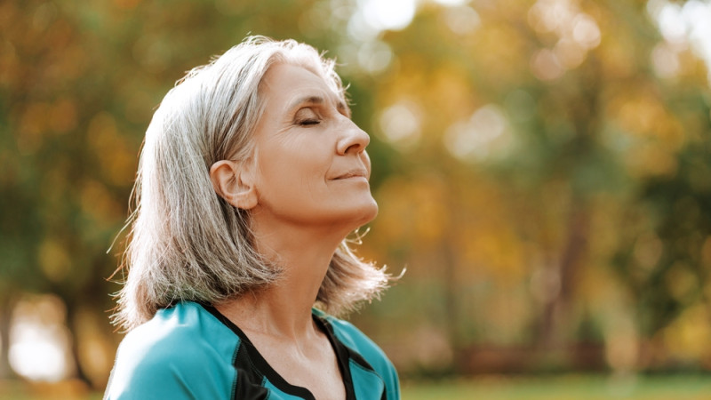 femme qui prend profonde respiration