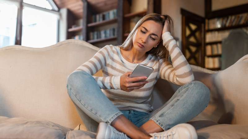 femme anxieuse sur son téléphone