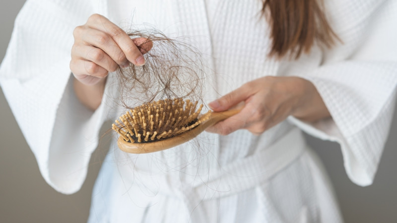 3 ingrédients à bannir de votre shampoing en cas de chute de cheveux
