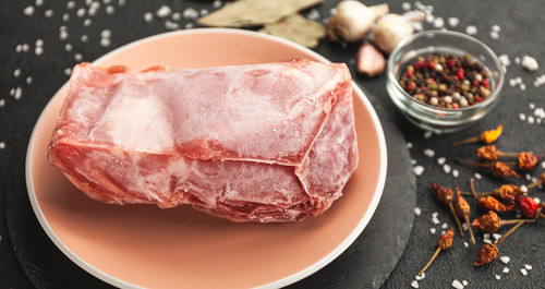 Décongélation express : la technique infaillible pour préparer votre viande en 5 minutes sans eau ni micro-ondes