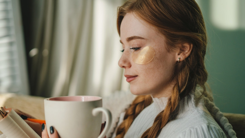 femme qui boit du café