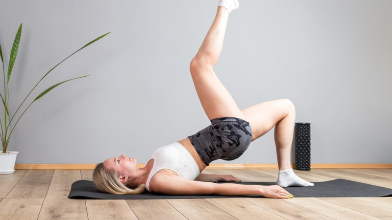 femme allongée qui fait du pilates