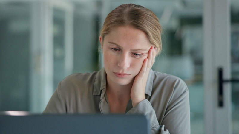 femme déprimée devant ordinateur