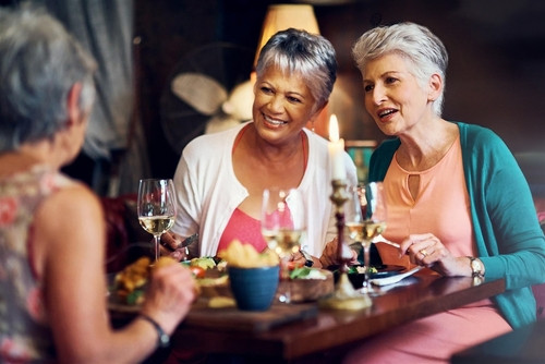 Ces erreurs qu’on fait tous au dîner après 60 ans