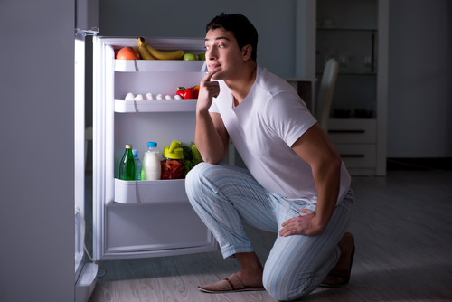 Je grignote la nuit, que faire ? Comprendre et surmonter l’envie de manger tard le soir