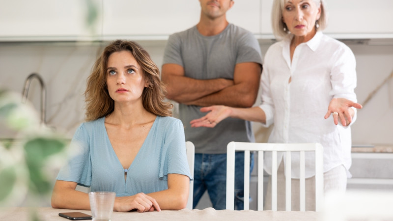 Je déteste ma belle-mère, que faire ?
