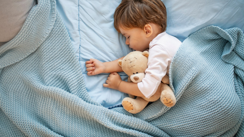 Combien de siestes par jour pour mon enfant, âge par âge