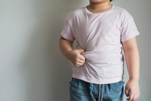 L’obésité infantile : une crise mondiale qui dépasse la malnutrition