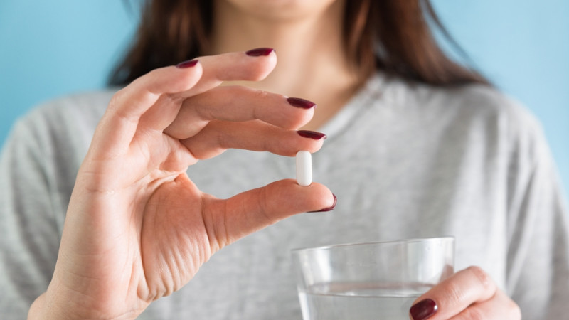 femme qui prend un medicament
