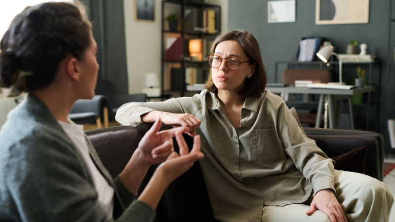 Deux femmes en discussion