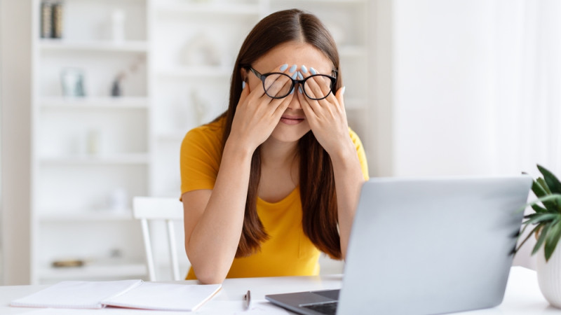 femme fatiguée au travail