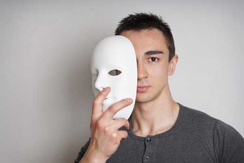 Le masking : un comportement social qui impacte notre santé mentale