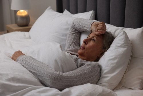 Ménopause et sommeil : le lien insoupçonné avec le stockage de graisses
