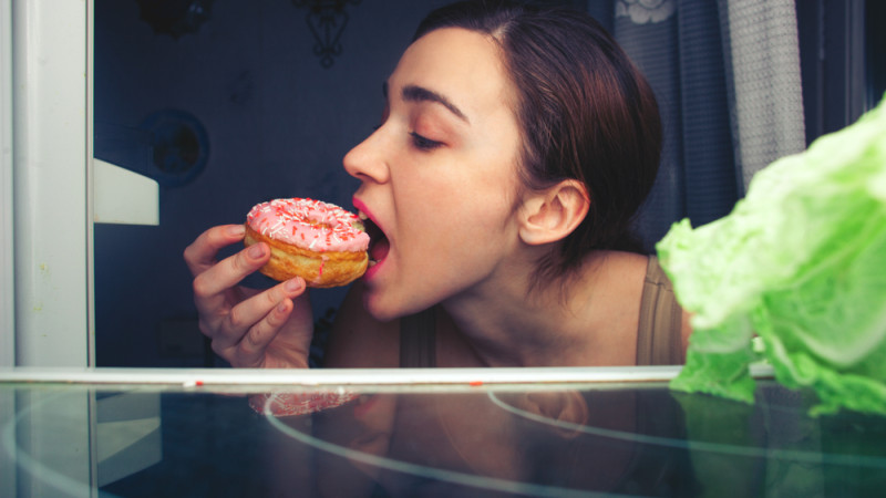 femme mange gâteau le soir