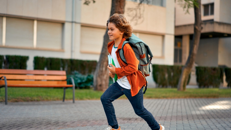 À partir de quel âge mon enfant peut aller et rentrer de l’école seul ?