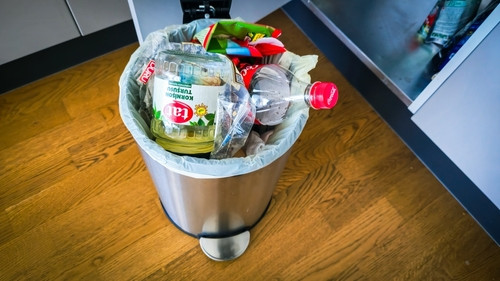 L'erreur fréquente qui favorise la prolifération des bactéries dans votre poubelle