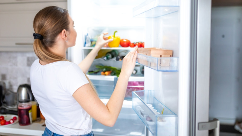 femme devant son frigo