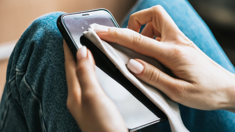 Comment bien nettoyer son smartphone, nid à bactéries ?