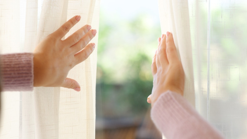 Pourquoi on culpabilise de rester dedans quand il fait beau dehors ?