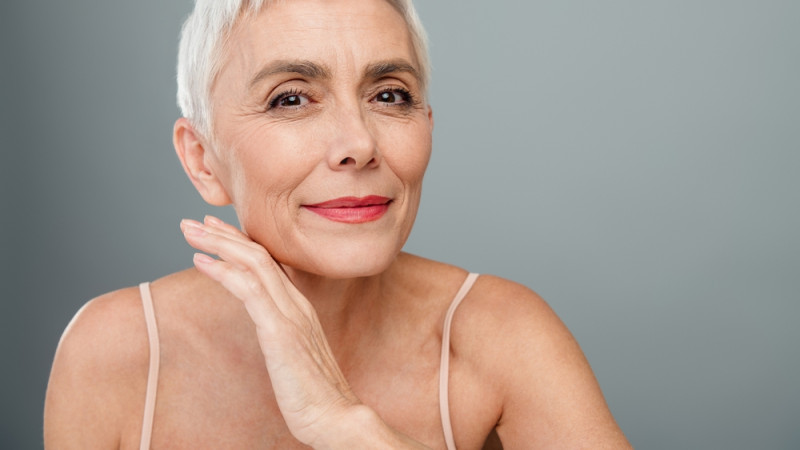 Maquillage : 5 erreurs qui vieillissent votre visage après 60 ans
